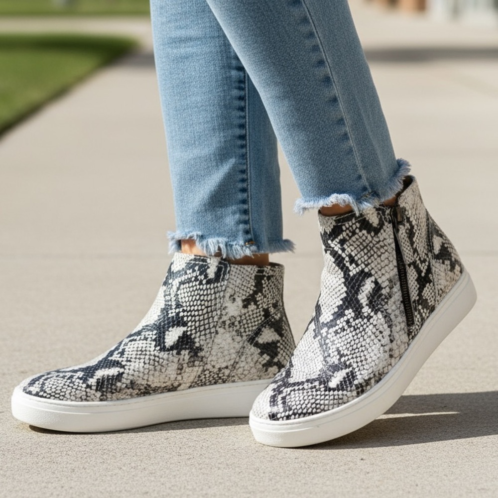 Naturalizer Women's Black and White Snake Print Sneakers boots size 9W